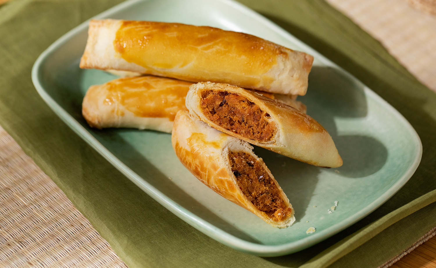 Shredded Pork Pastry (เปี๊ยะหมูหยองน้ำพริกเผา)