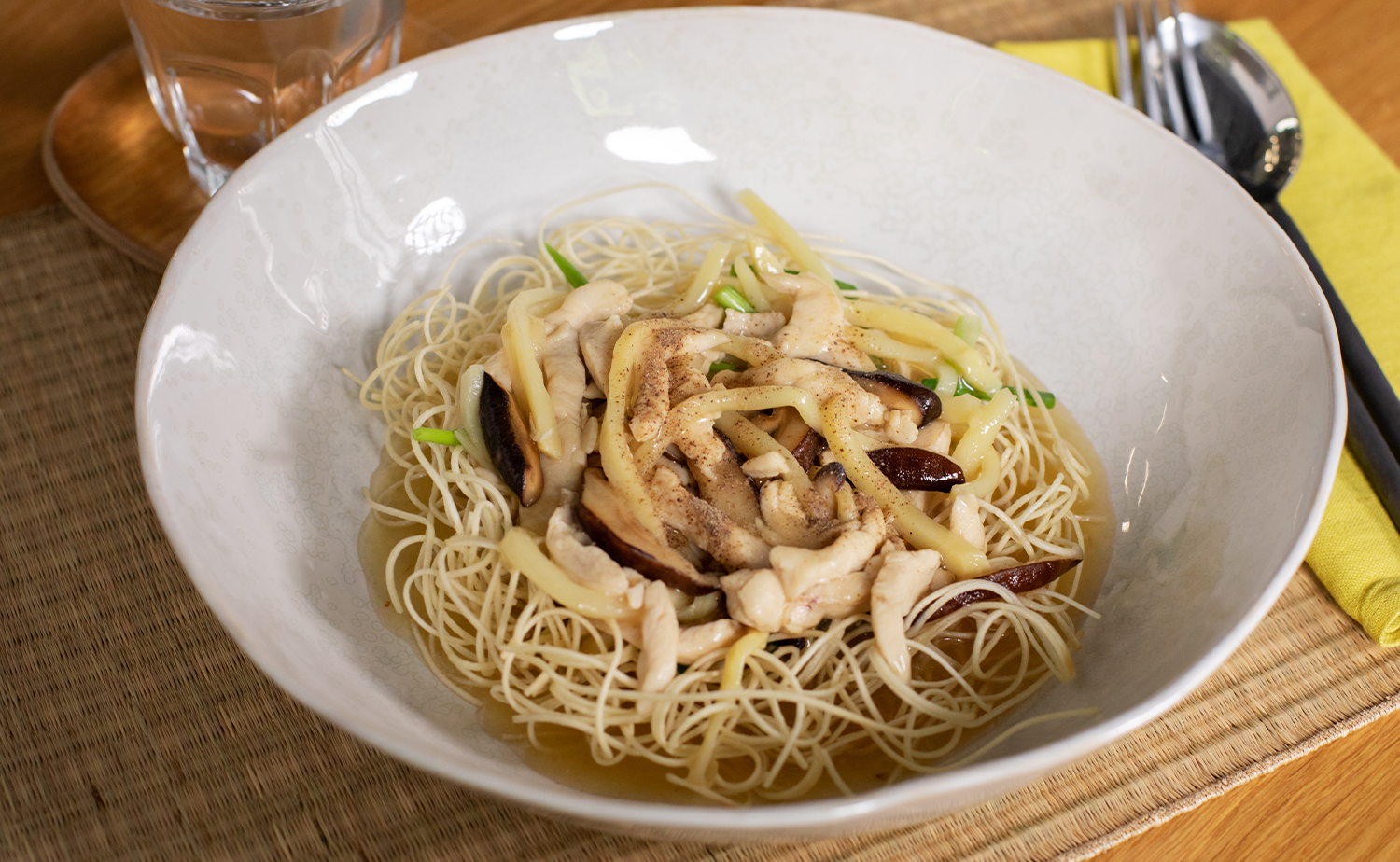 Crispy Noodles with Chicken Gravy (โกยซี่หมี่)