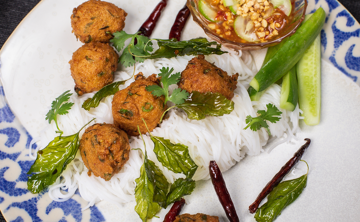 Phetchaburi Fish Cake with Kanom Jeen (ทอดมันเพชรบุรีกับขนมจีน)