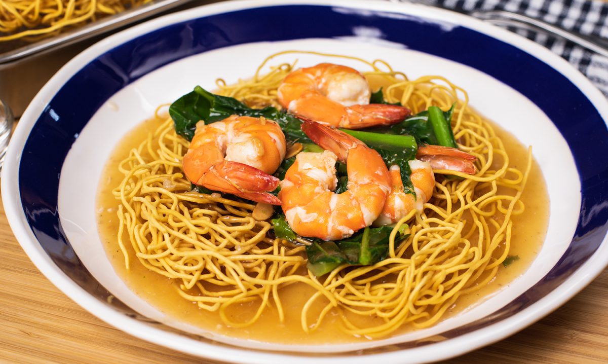 Crispy egg noodles with prawn gravy (บะหมี่กรอบราดหน้ากุ้ง)