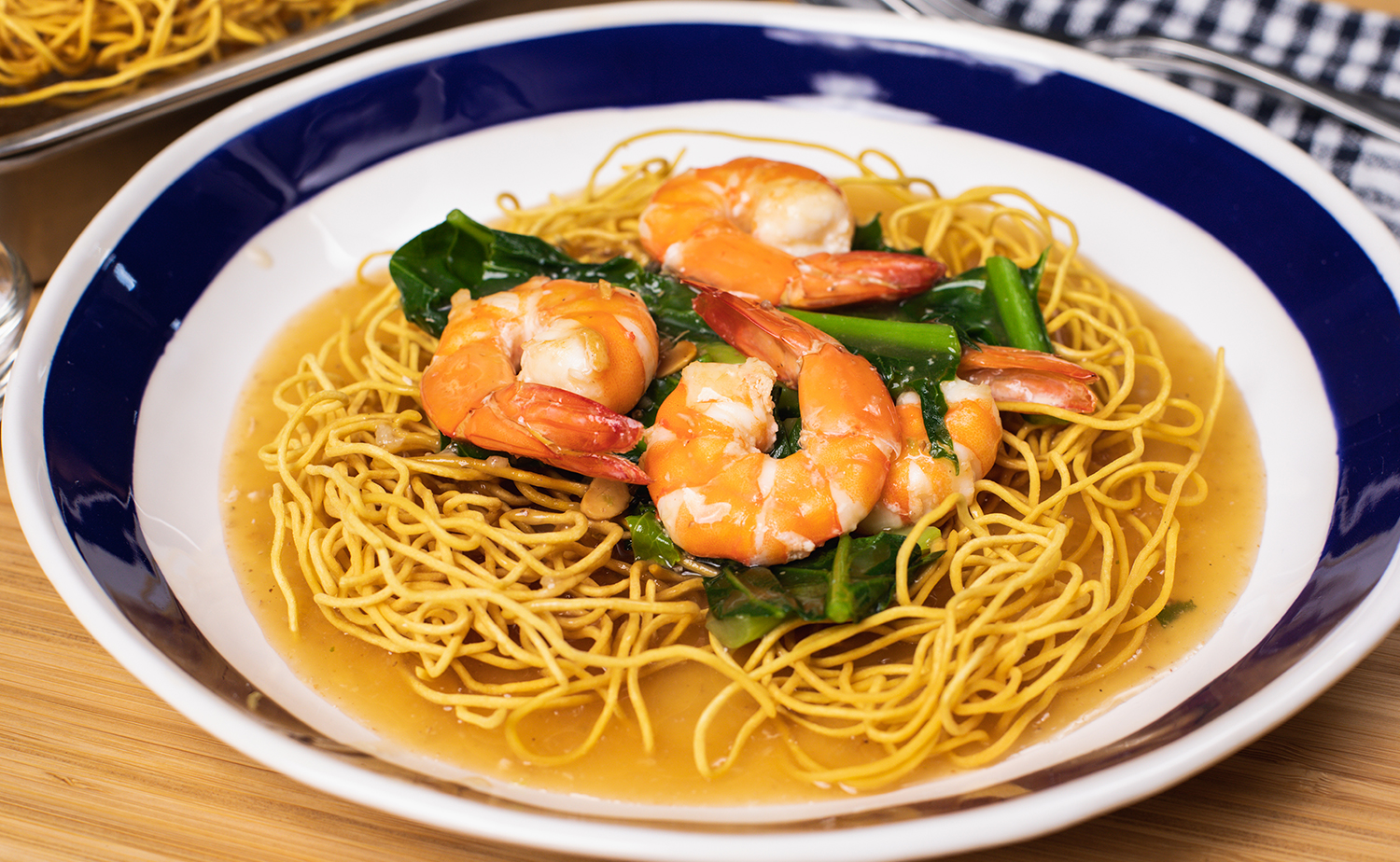 Crispy egg noodles with prawn gravy (บะหมี่กรอบราดหน้ากุ้ง)