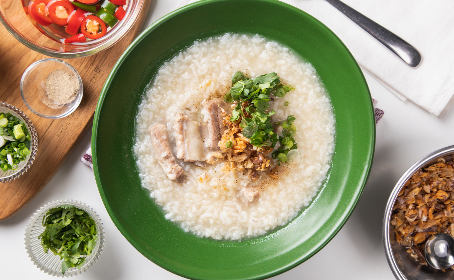 Pork spareribs porridge (ข้าวต้มซี่โครงหมูอ่อน)