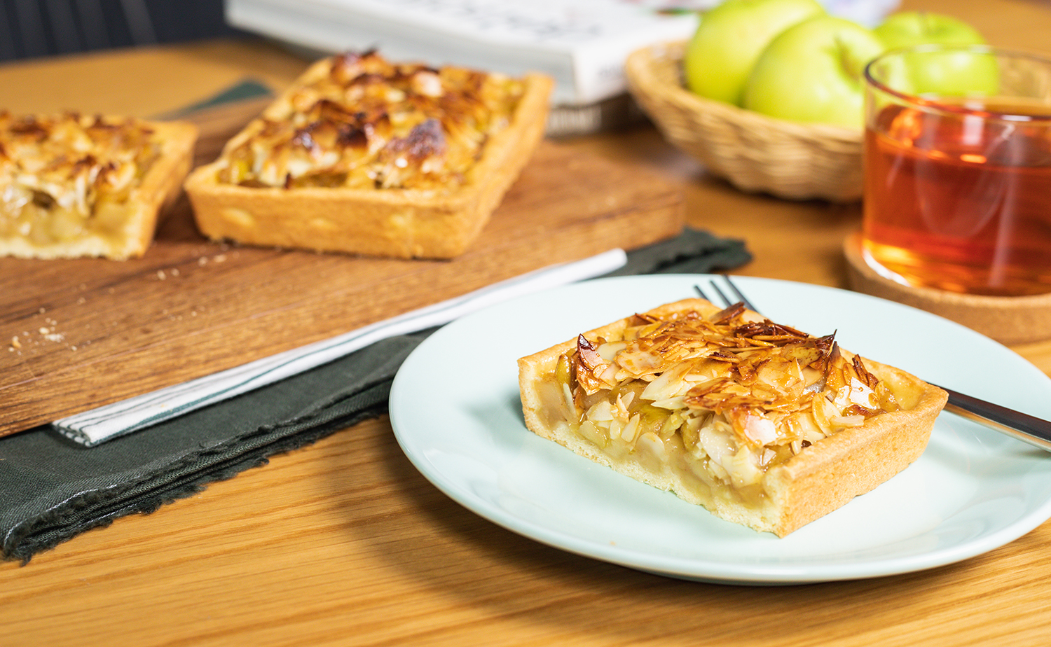 Apple Tartlets with Almond Crunch (แอปเปิลทาร์ตหน้าอัลมอนด์กรอบ)