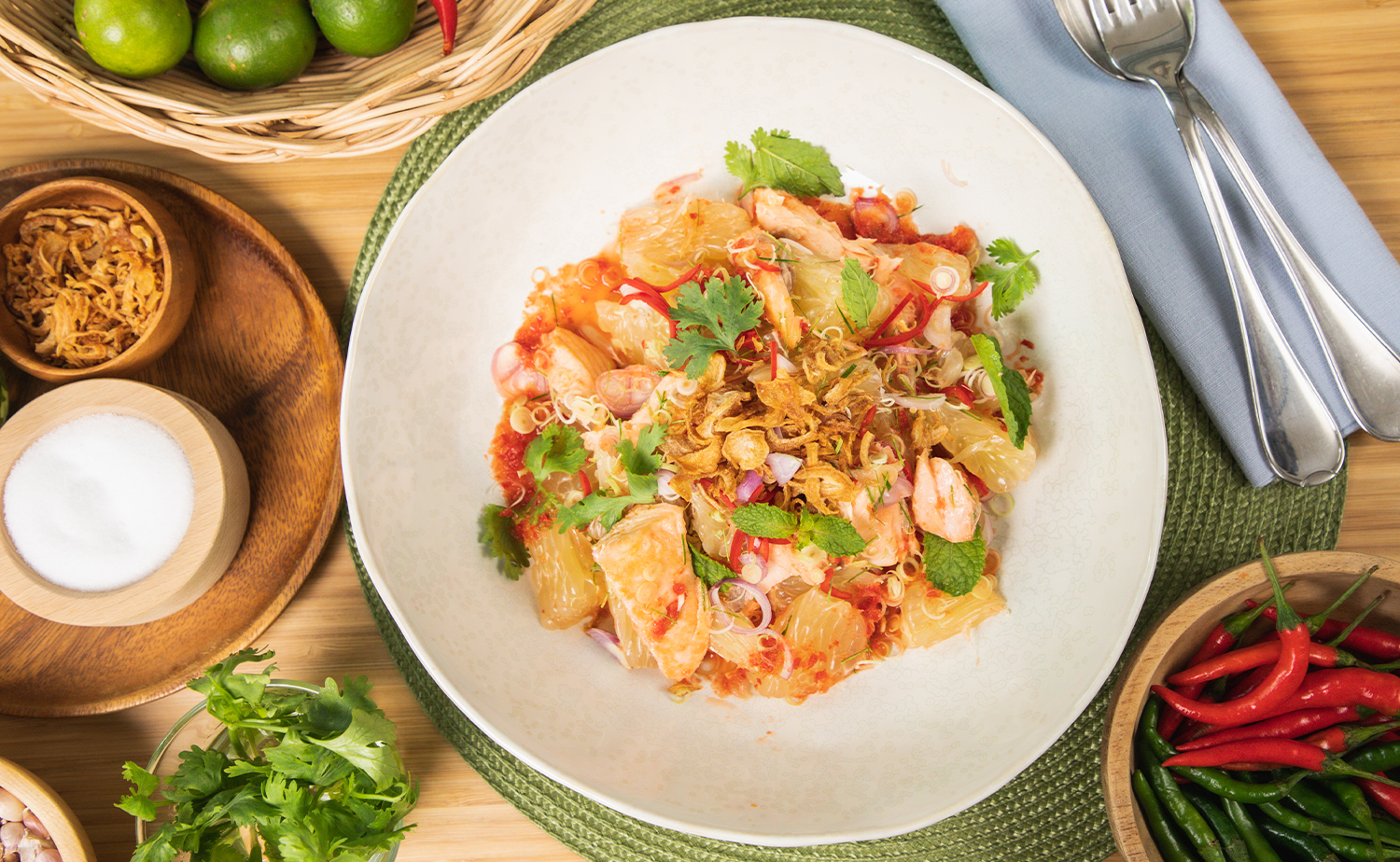 Spicy Pomelo Salad with Grilled Salmon (ยำส้มโอแซลมอนย่าง)