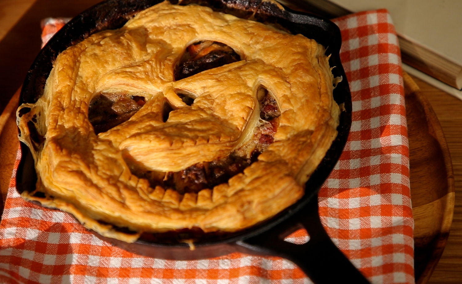 Halloween Chicken Pot Pie (ฮาโลวีนชิกเก้นพอทพาย)