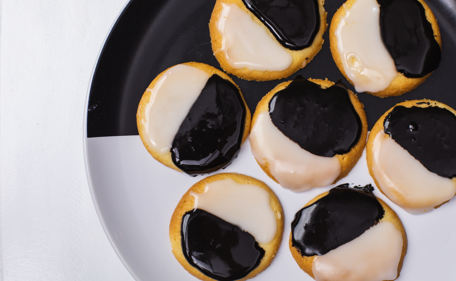 Black and White Cookies (แบล็คแอนด์ไวท์คุกกี้)