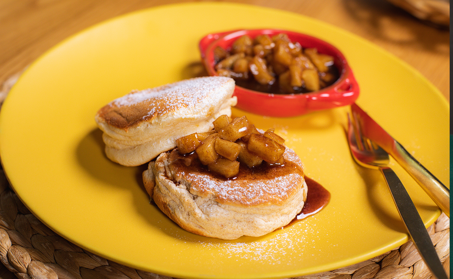 Souffle Pancake with Cinnamon Apple (แพนเค้กซูเฟล่กับแอปเปิ้ลชินนามอน)