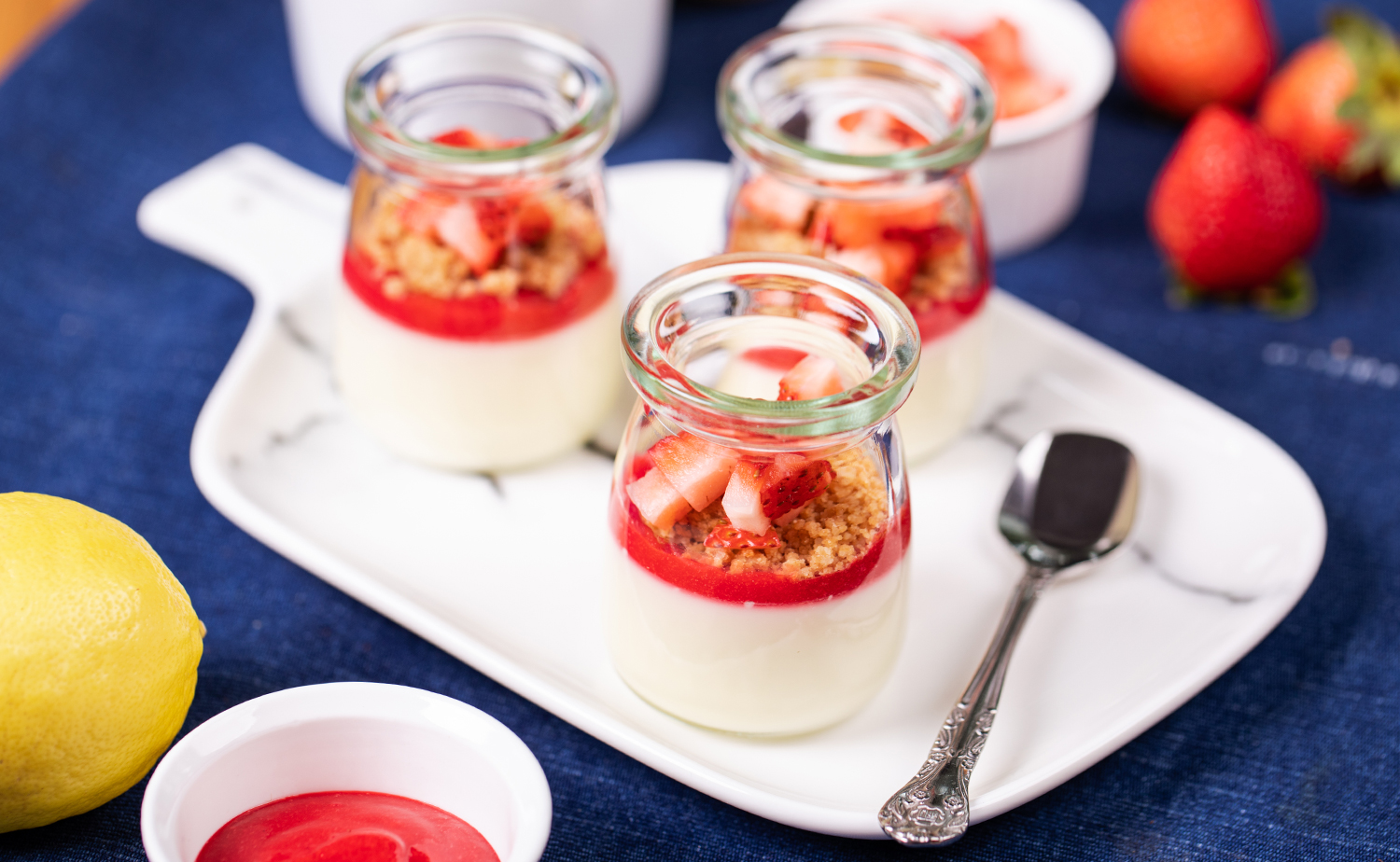 Lemon Cheesecake with Sassy Strawberry Sauce (เลมอนชีสเค้กซอสสตรอว์เบอร์รีจี๊ดจ๊าด)