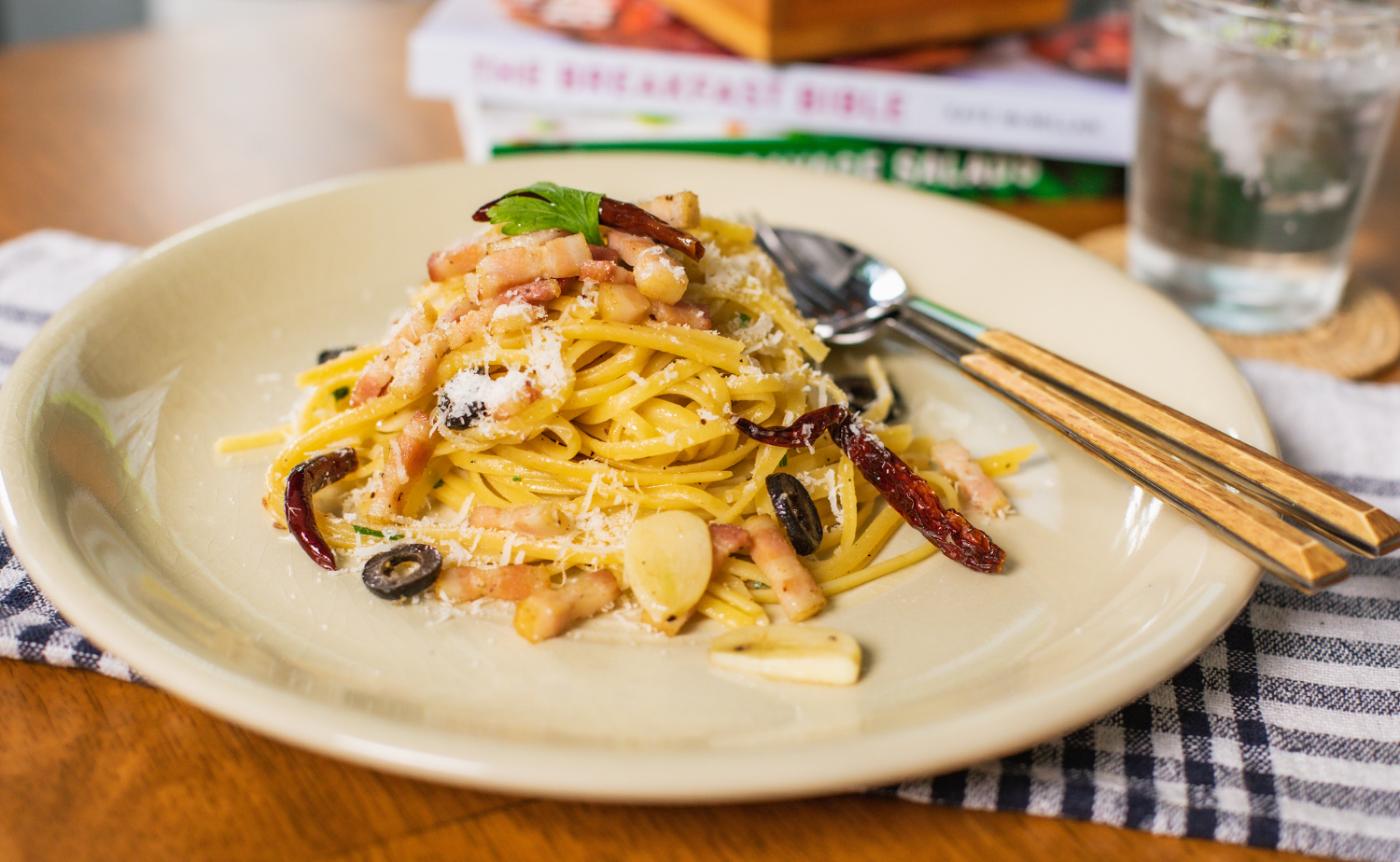 Linguine with Garlic and Anchovies (พาสต้าปลาเค็มฝรั่ง)