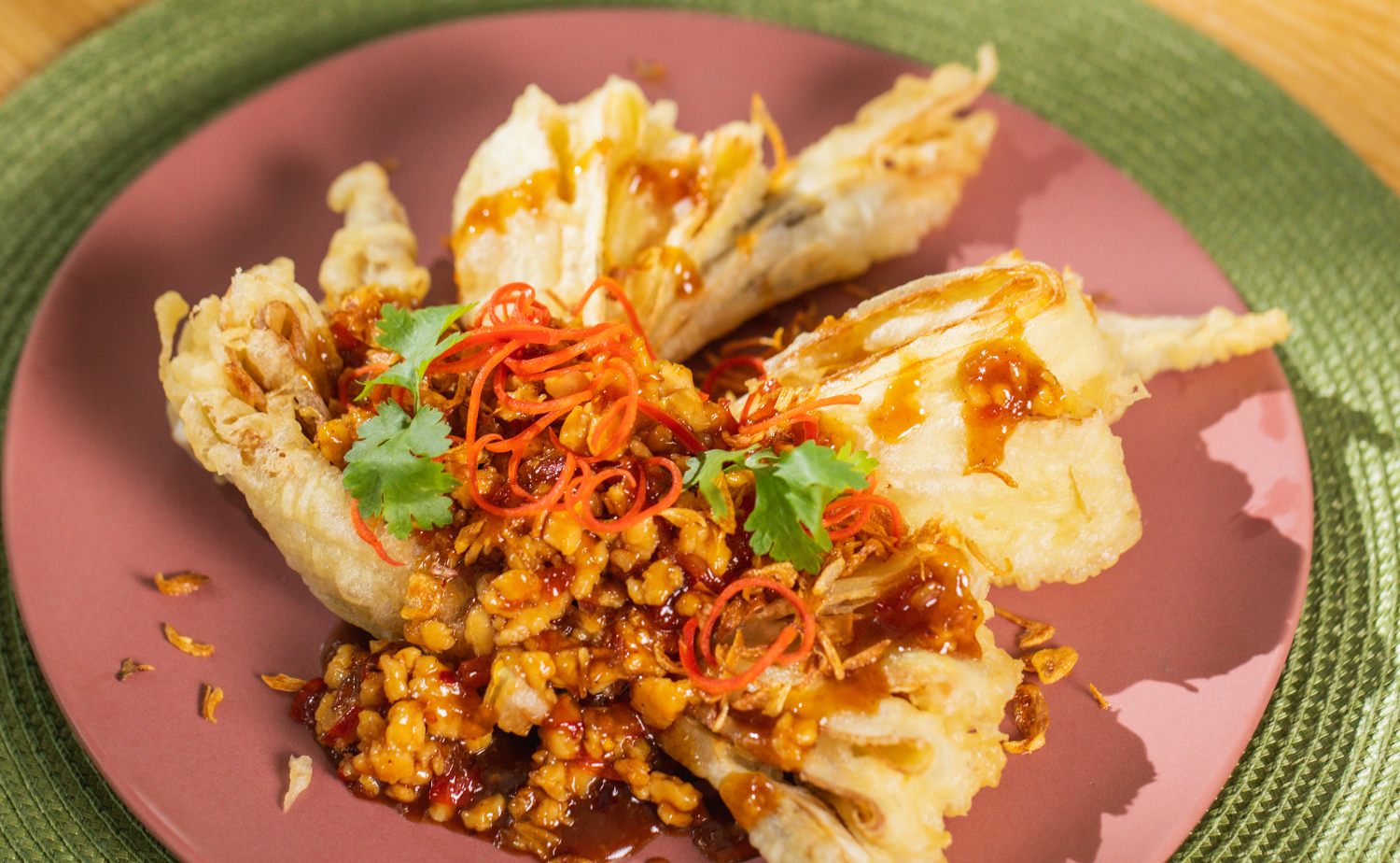 Crispy Banana Blossom with Tamarind Sauce (หัวปลีทอดซอสมะขาม)