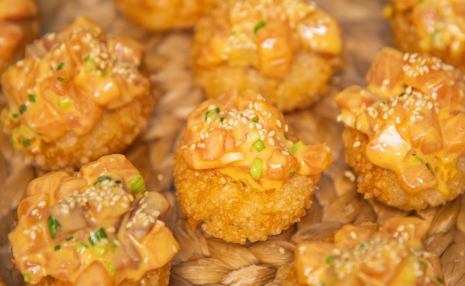 Crispy Sushi with Spicy Salmon (ซูชิกรอบหน้าสไปซี่แซลมอน)
