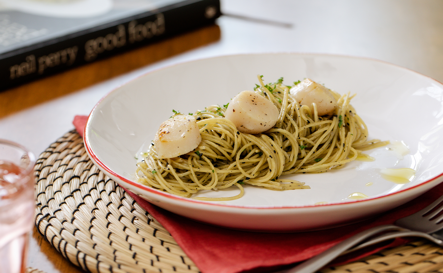 Scallop Pasta with Truffle Sauce (พาสต้าหอยเชลล์ผัดทรัฟเฟิล)