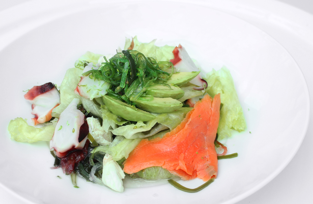 Seafood Salad with Japanese Seaweed (สลัดทะเลกับสาหร่ายญี่ปุ่น)