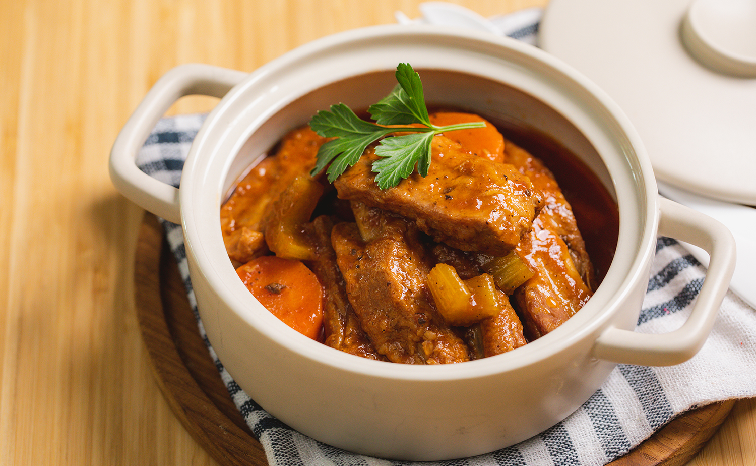 Honey Braised Pork Ribs (ซี่โครงหมูอบน้ำผึ้ง)