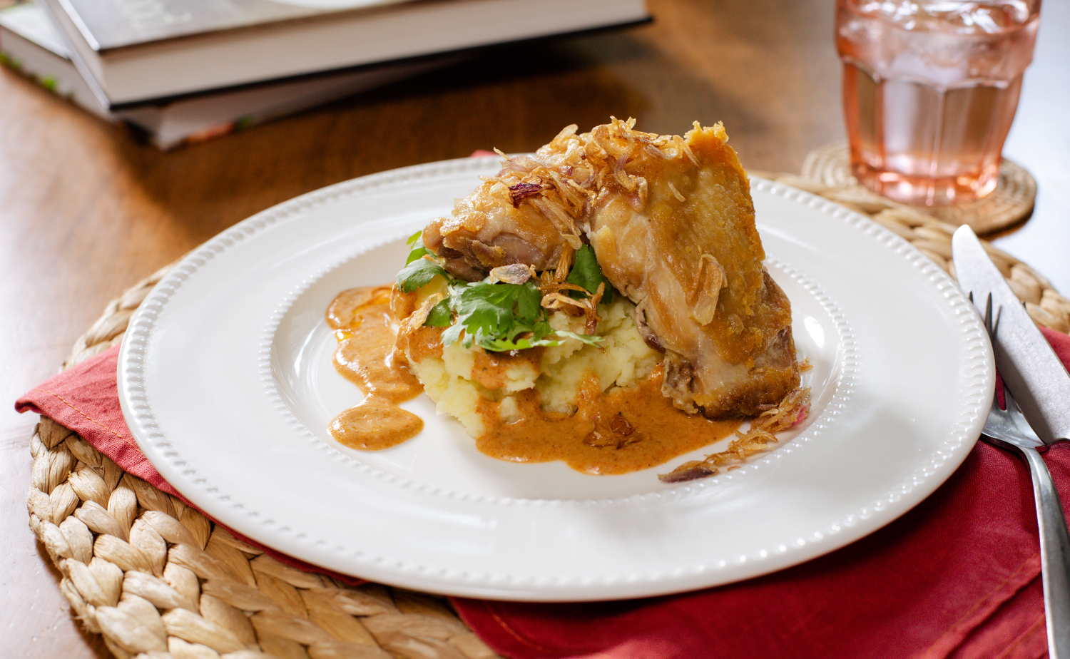Crispy Chicken with Massaman Sauce (ไก่ทอดหนังกรอบซอสมัสมั่น)