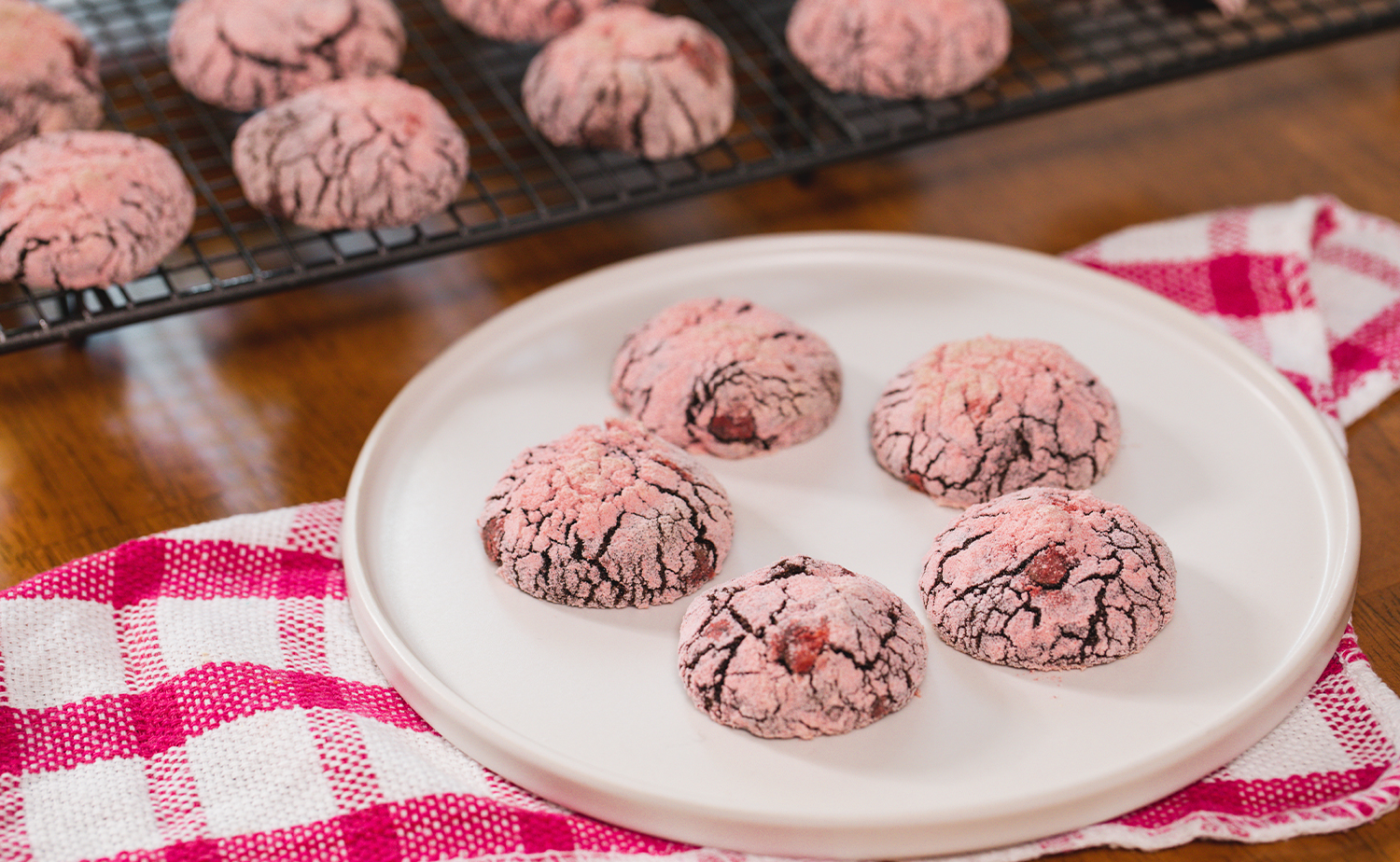 Chocolate Strawberry Crinkle Cookies (คุกกี้ช็อกโกแลตสตรอว์เบอร์รีหน้าแตก)