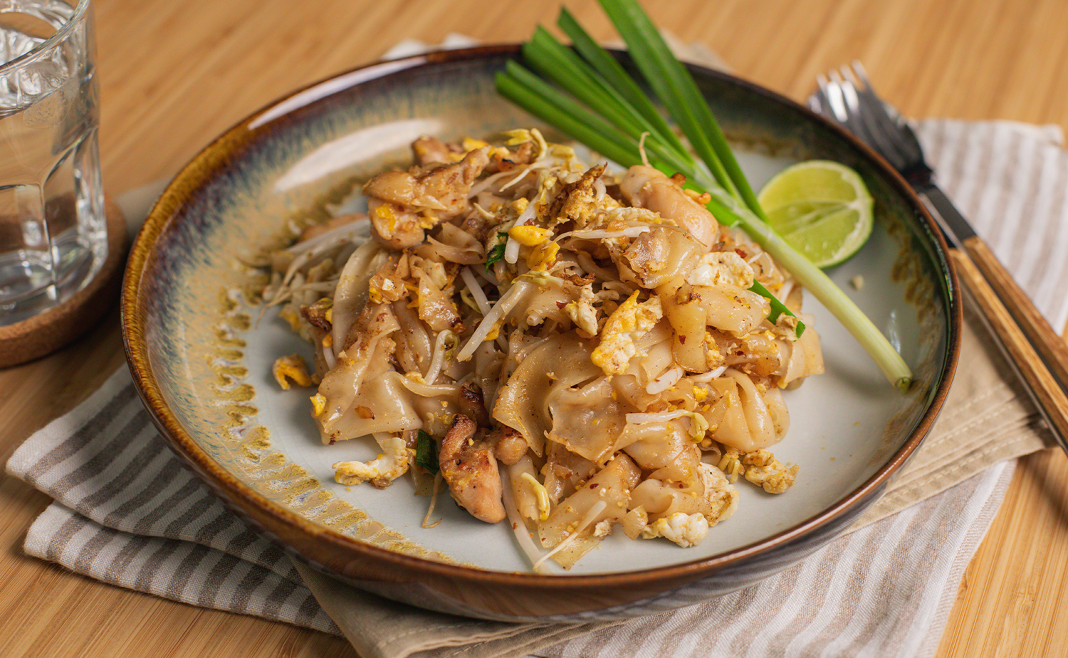 Sizzling Chicken Pad Thai (ผัดไทยคั่วไก่)