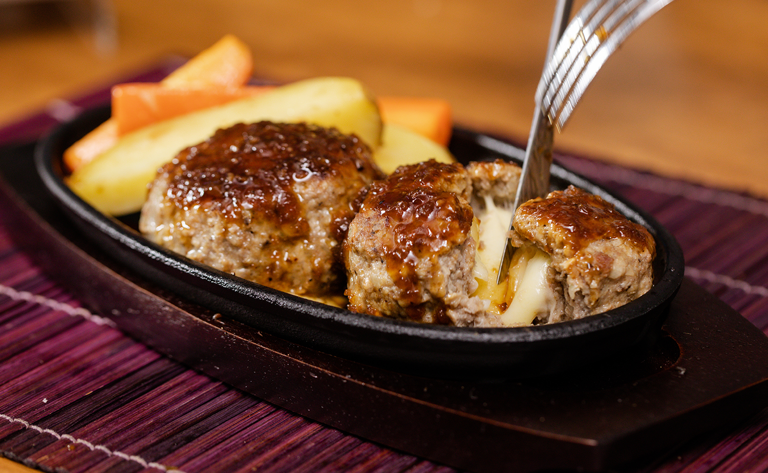 Cheese Hamburg with Truffle Sauce (แฮมเบิร์กชีสซอสทรัฟเฟิล)
