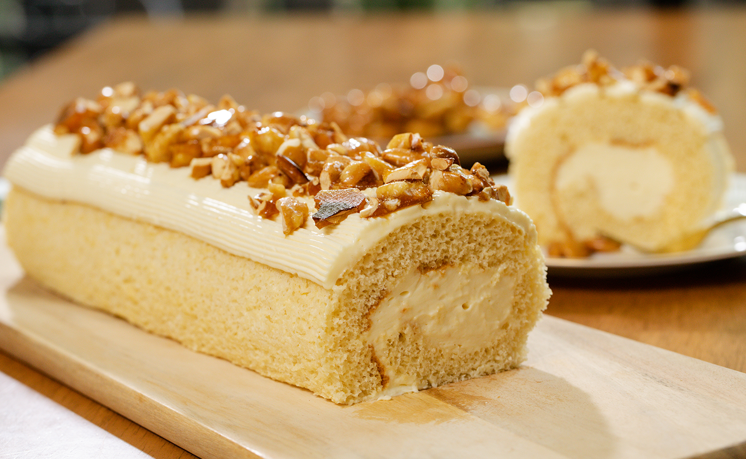 Honey Swiss Roll with Caramelized Almonds (โรลน้ำผึ้งหน้าคาราเมลอัลมอนด์)