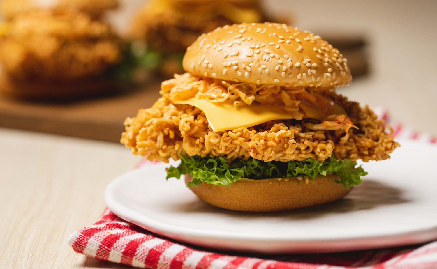 Ramen Chicken Burgers (เบอร์เกอร์ไก่ราเมนกรอบ)