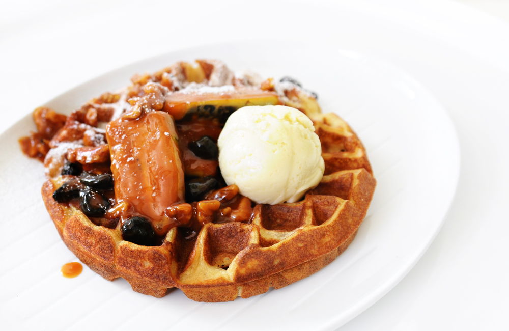 American Waffles with Caramelized Banana (อเมริกันวาฟเฟิลกับกล้วยคาราเมล)