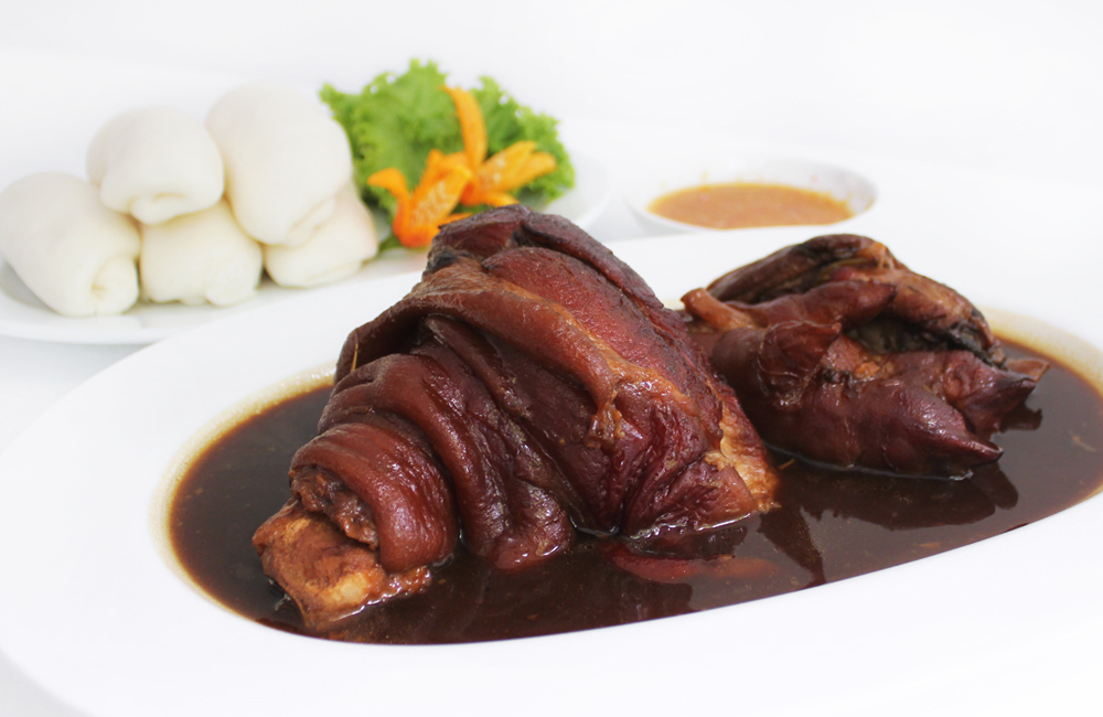 Pork Shank with Steamed Chinese Buns (ขาหมูหมั่นโถว)