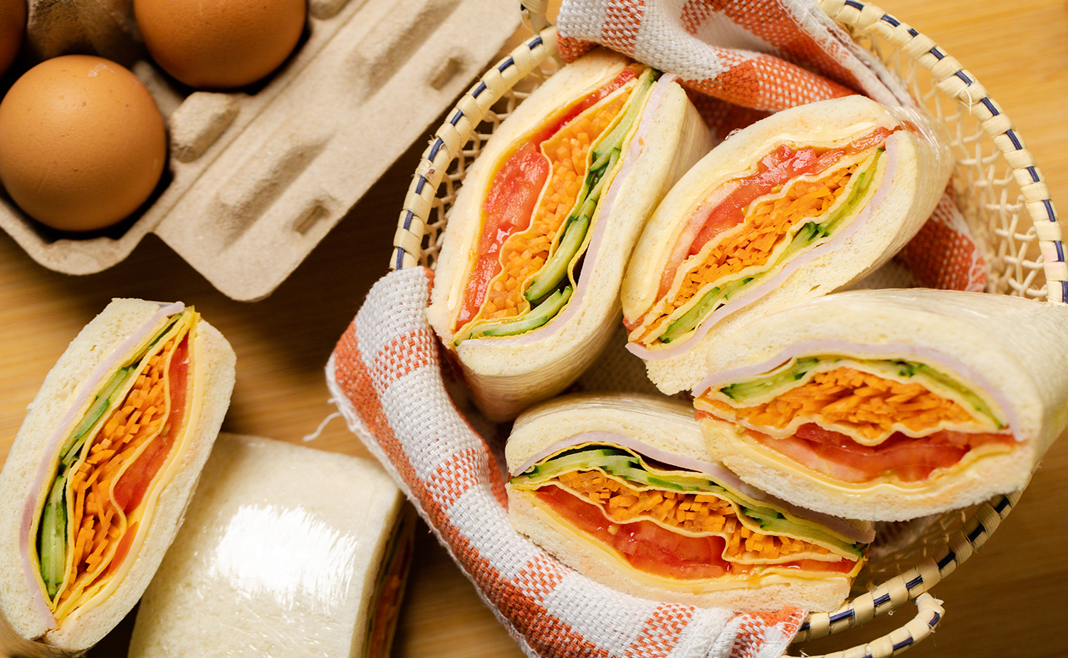 Egg-and-friends Picnic Sandwiches (ปิกนิกแซนด์วิชไข่กับผองเพื่อน)