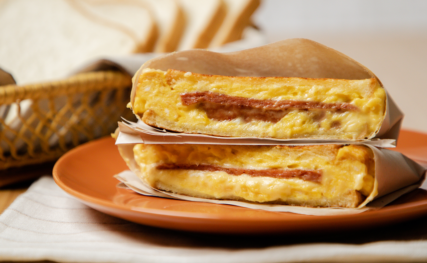 Egg and Luncheon Meat Cheese Sandwiches (ซุปเปอร์ชีสแซนด์วิชไส้ไข่คนและแฮมเกาหลี)