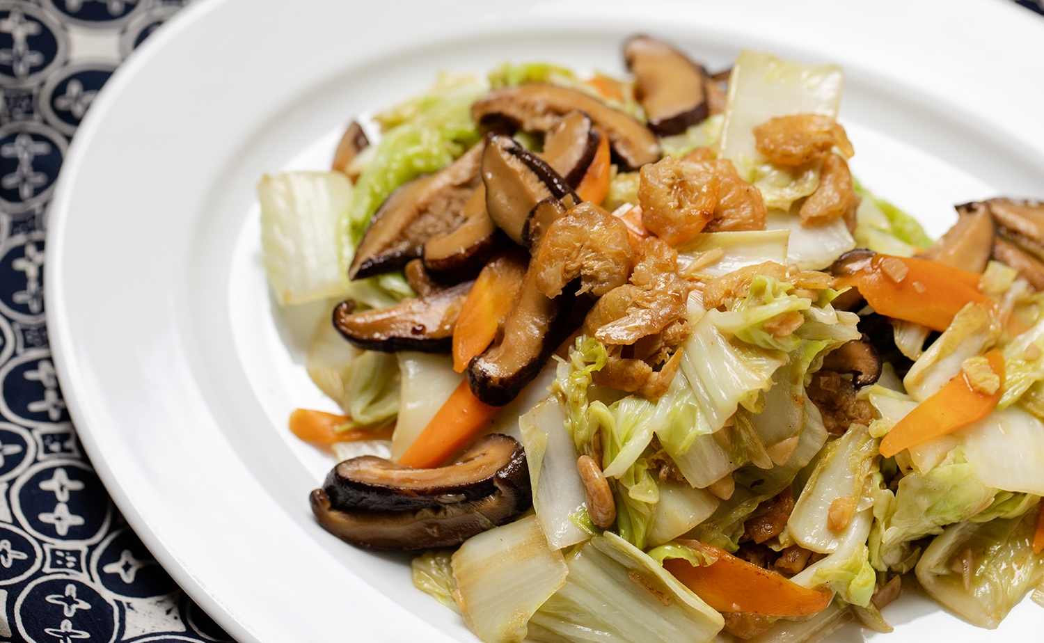 Braised Cabbage with Mushrooms (ผักกาดขาวผัดเห็ดหอม)