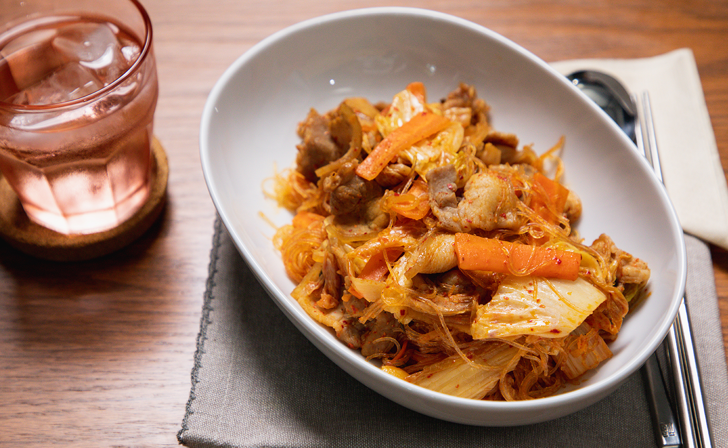Stir-fried Glass Noodles with Kimchi (กิมจิผัดวุ้นเส้น)
