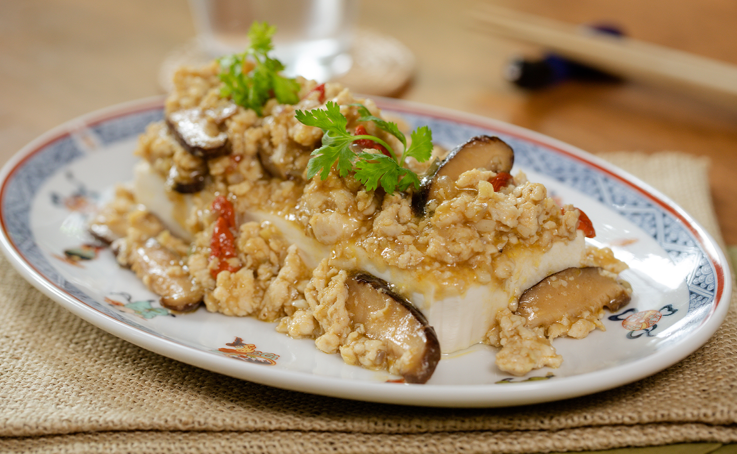 Steamed Tofu with Chicken and Mushroom Sauce (เต้าหู้อ่อนหน้าซอสไก่เห็ดหอม)