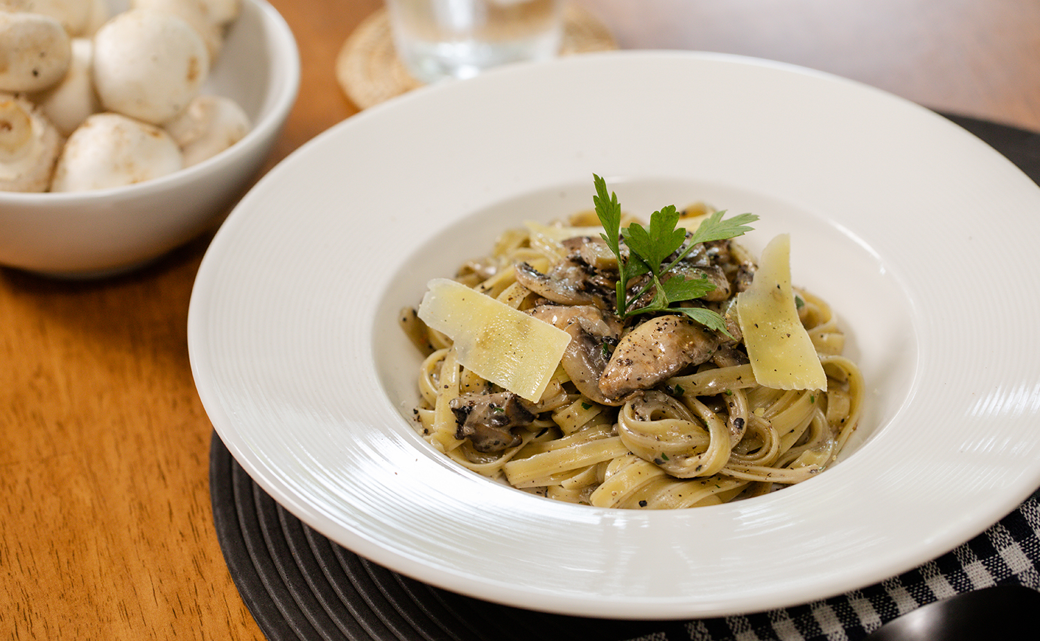 Truffle Fettuccine and Mushrooms (เฟตตูชินีซอสเห็ดทรัฟเฟิล)