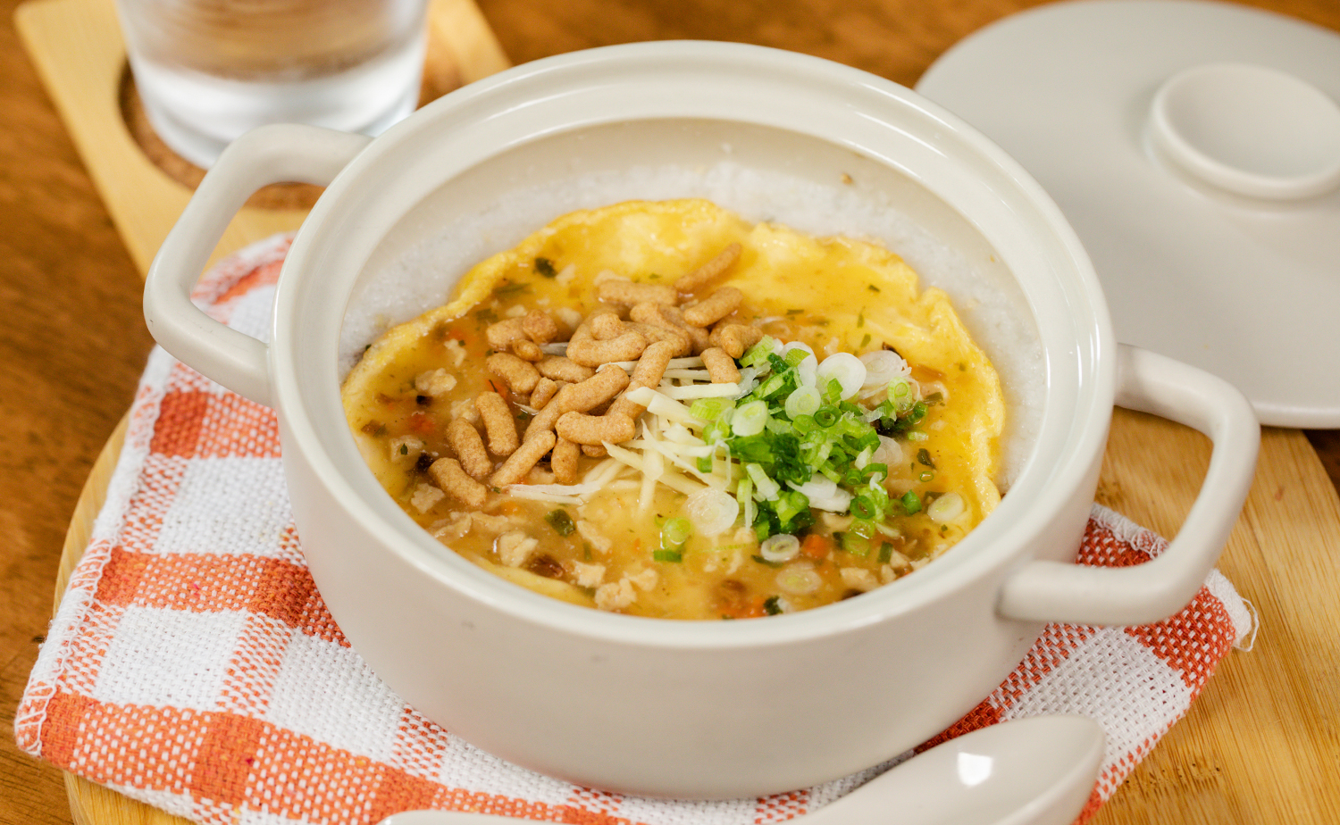 Chicken and Mushroom Rice Porridge with Soft Omelet (โจ๊กไก่เห็ดหอมหน้าไข่ข้น)