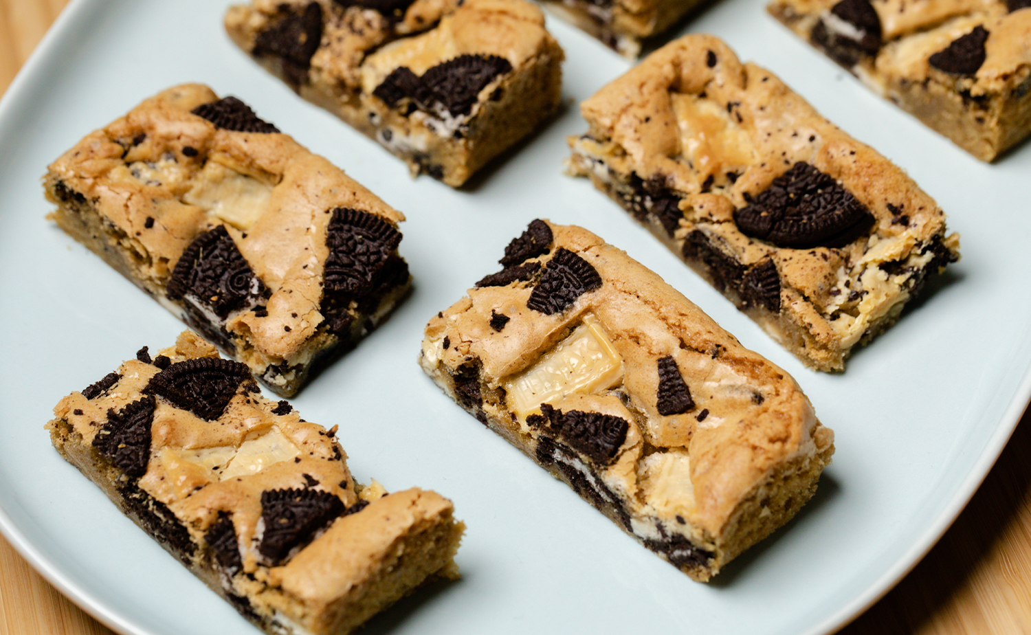 Cookies and Cream Blondies (คุกกี้แอนด์ครีมบลอนดี้)