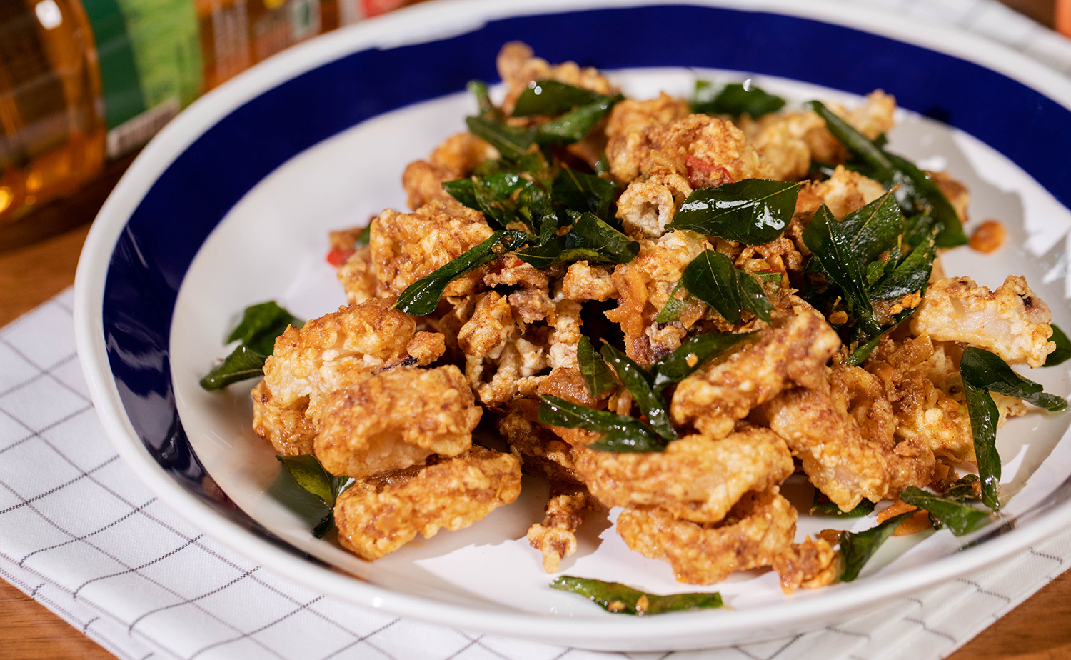 Malaysian Salted Egg Calamari (ปลาหมึกทอดไข่เค็มสไตล์มาเลย์)