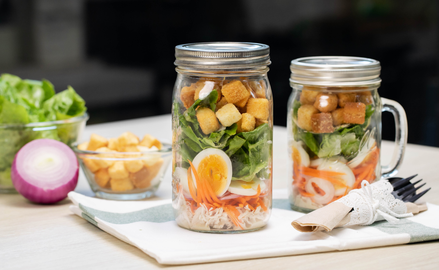 Caesar Salad in a Jar (สลัดซีซ่าร์พกพา)