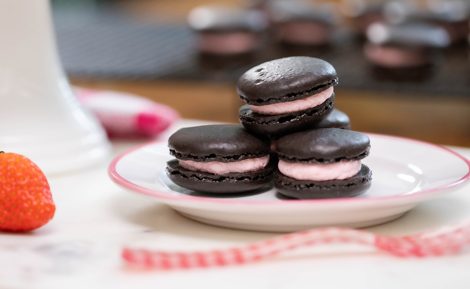 Black Cocoa Macarons with Pink Buttercream (แบล็คโกโก้มาการองไส้พิงค์บัตเตอร์ครีม)