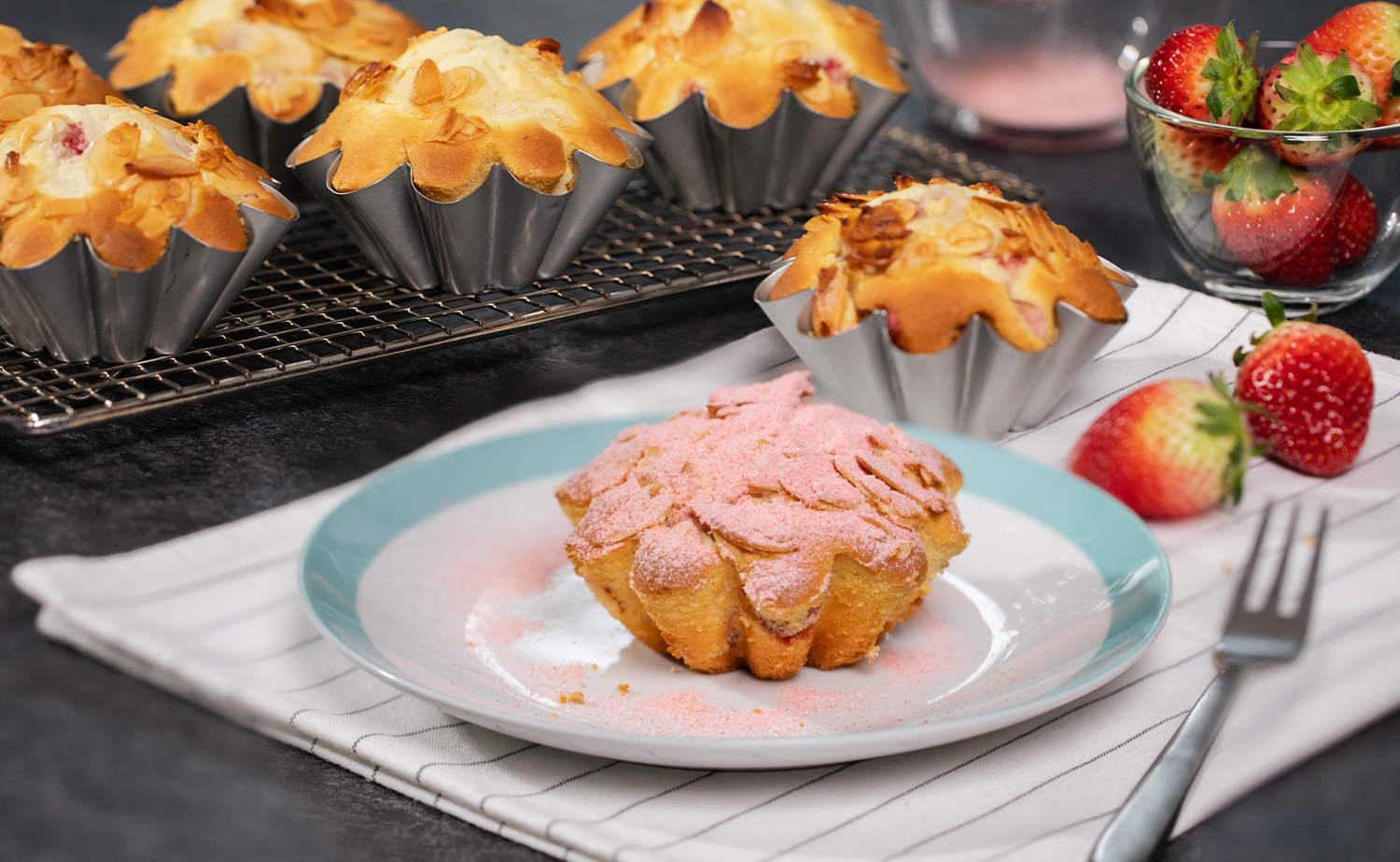 Strawberry Muffins with Almonds (มัฟฟินสตรอว์เบอร์รี่หน้าอัลมอนด์)