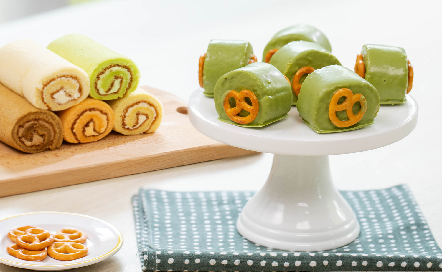 Milk Roll Cake with Matcha Chocolate Coating (มัทฉะช็อกโกแลตไส้เค้กโรลนม)