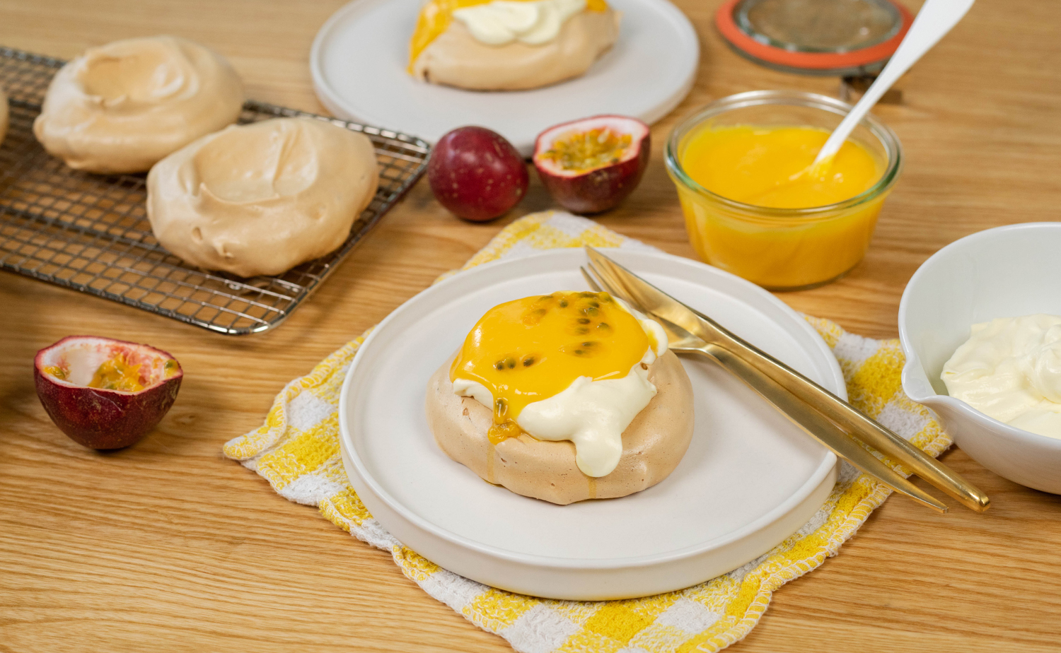 Passionfruit Pavlova (พัฟโลว่าเสารส)