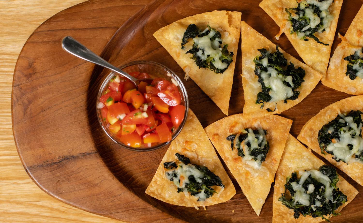 Cheesy Spinach Nachos (นาโช่ชีสผักโขม)