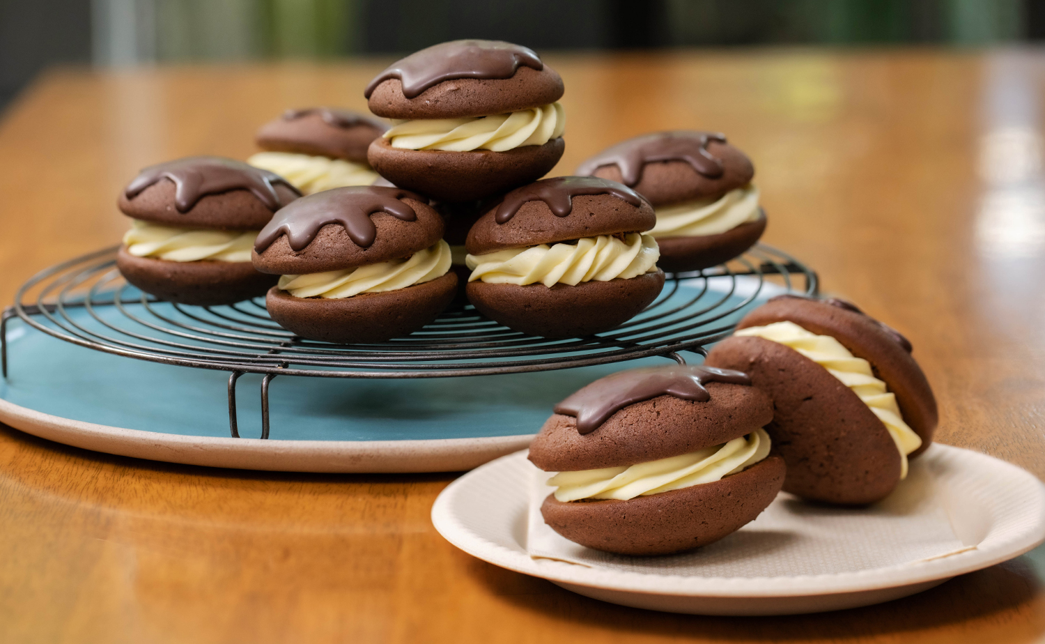 Mocha Whoopie Pies with White Chocolate Cream Cheese Fillings (วูปปี้พายมอคค่าไส้ไวท์ช็อกโกแลตครีมชี