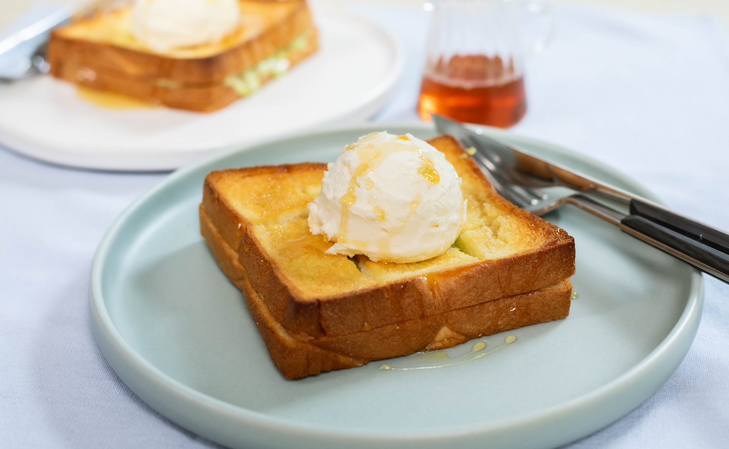 Honey Toast with Matcha Cheesecake Lava (ฮันนีโทสต์ไส้มัทฉะชีสเค้กลาวา)