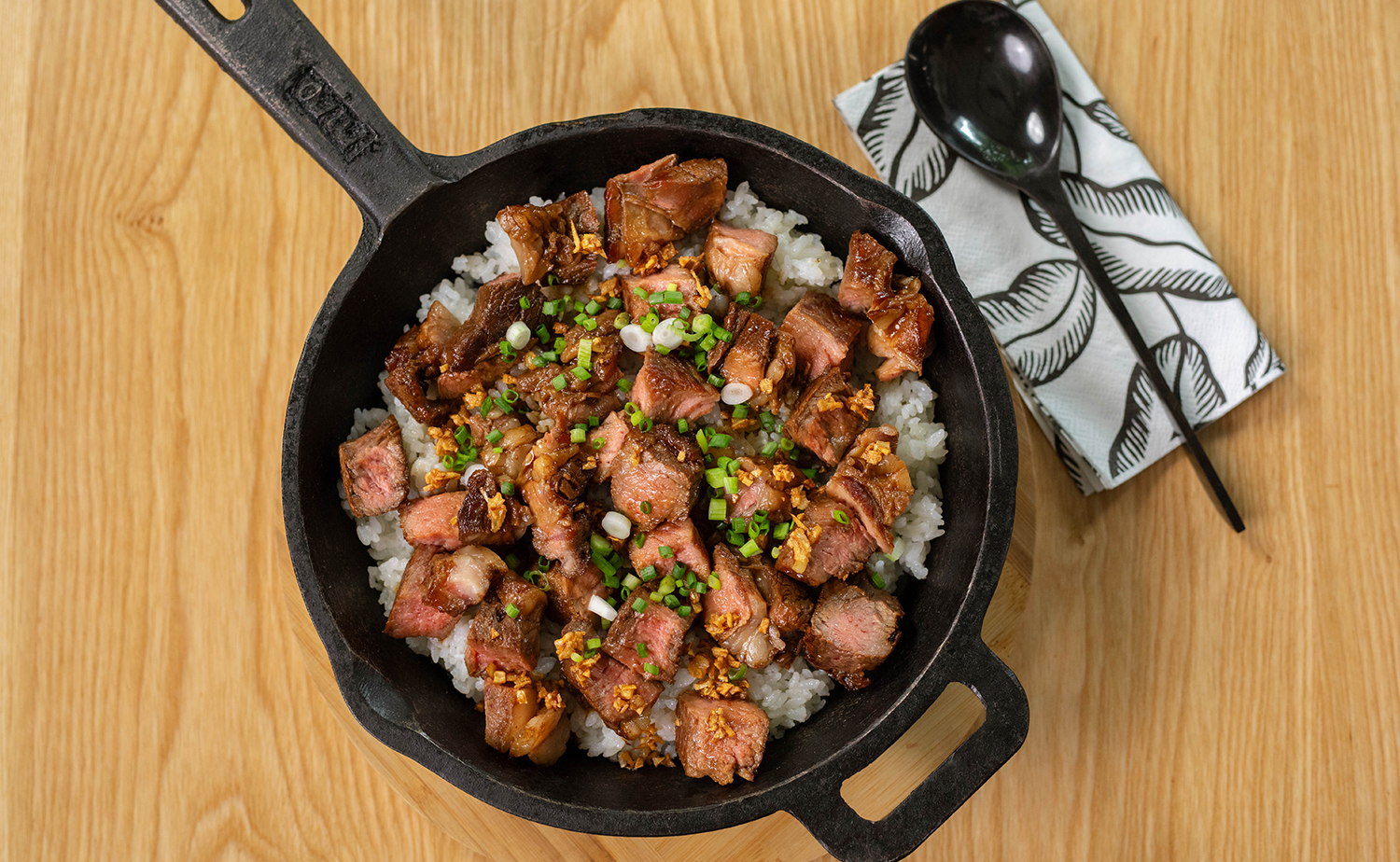 Garlic Butter Rice with Honey Soy Steak (ข้าวคลุกเนยกระเทียมหน้าเนื้อย่างโชยุน้ำผึ้ง)