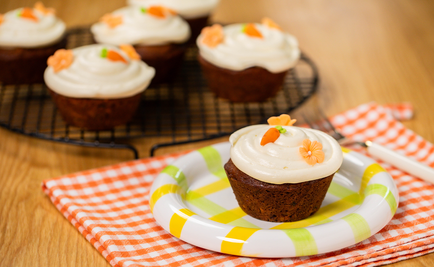 Supersize Carrot Cupcake (คัพเค้กแครอทเต็มคำ)