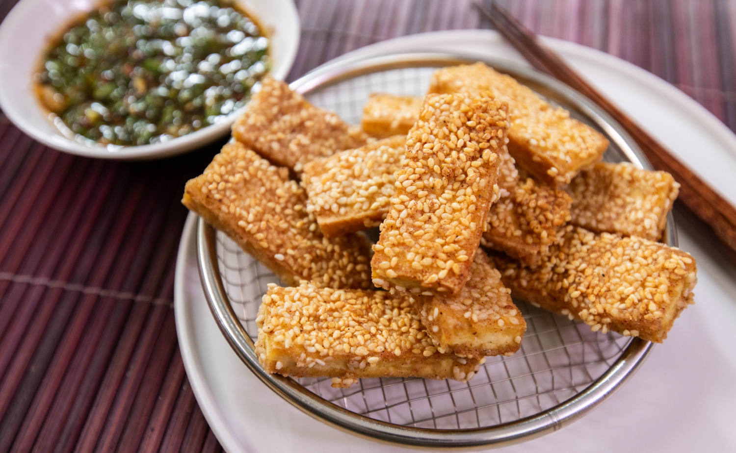 Sesame Crusted Tofu with Spicy Sauce (เต้าหู้ทอดงากรอบซอสสไปซี่)
