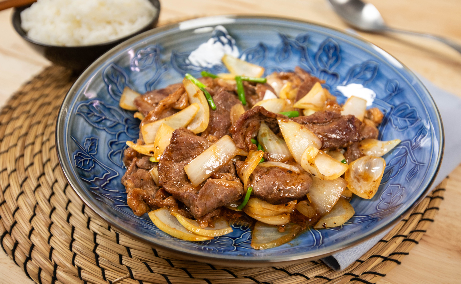 Stir-fried Beef with Onion (เนื้อผัดหอมใหญ่)