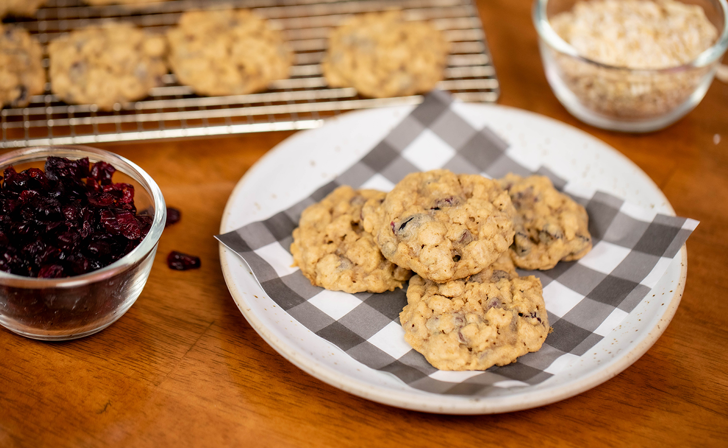 Oatmeal Cranberry and Chocolate Chip Cookies (คุกกี้โอ๊ตแครนเบอร์รี่ช็อกโกแลตชิพ)