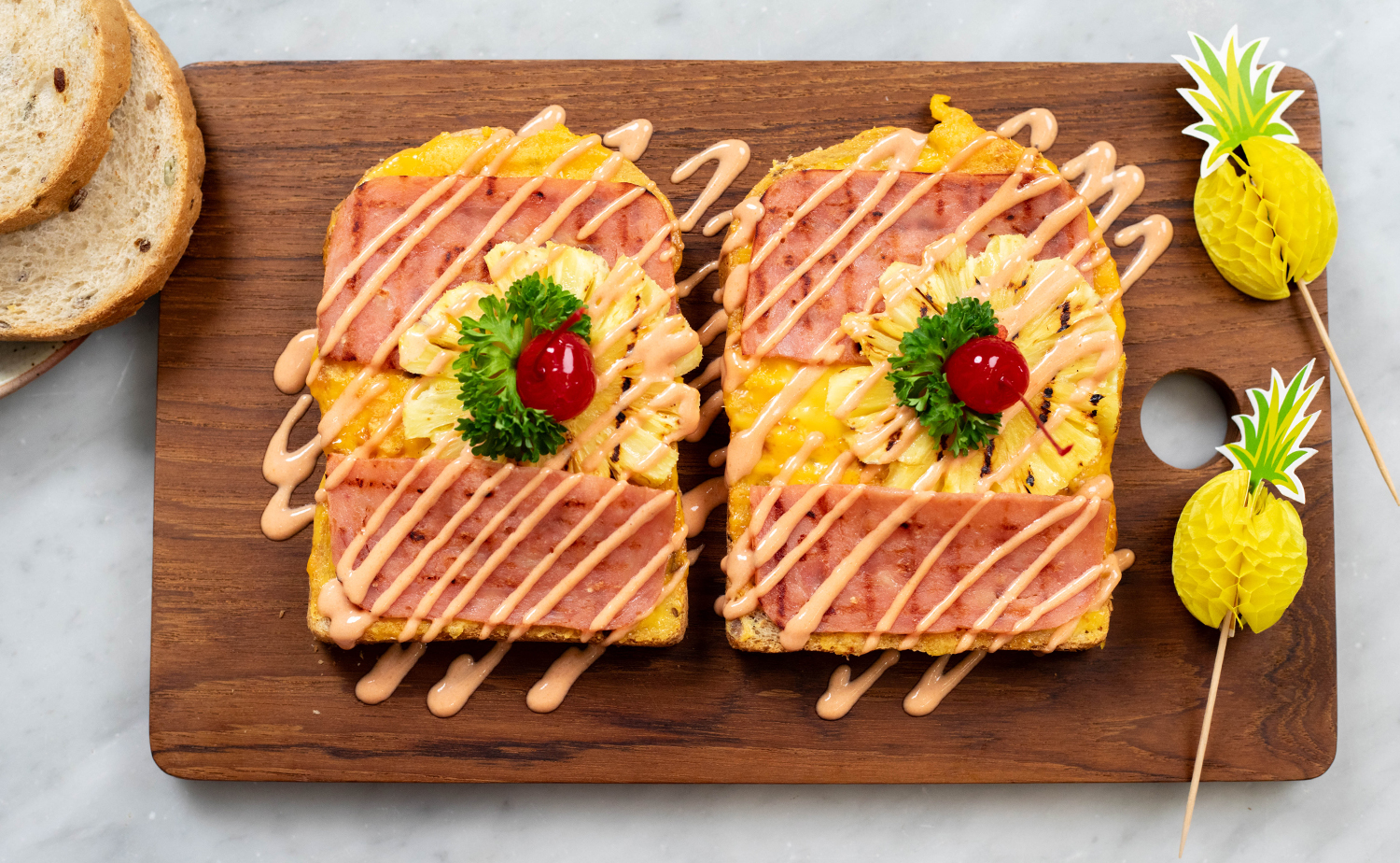 Open-face Hawaiiian Grilled Cheese (ฮาวายเอี้ยนกริลล์ชีสเปิดหน้า)