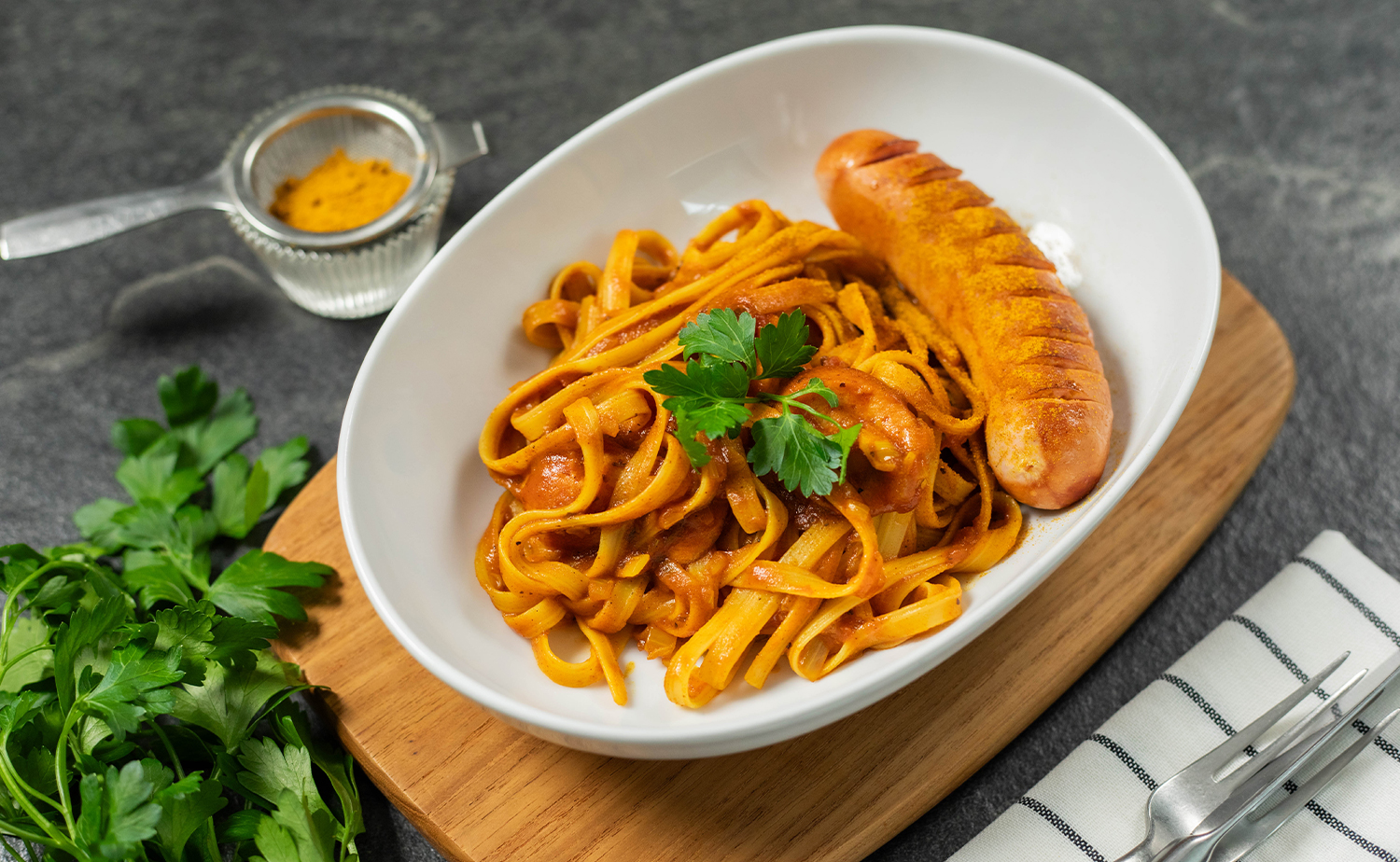 Curried Sausages Fettuccine Flat (เฟตตูชินีไส้กรอกซอสผงกะหรี่)